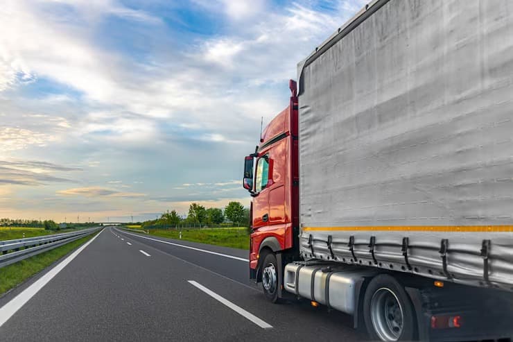 Rodovia com caminhão em atendimento emergencial
